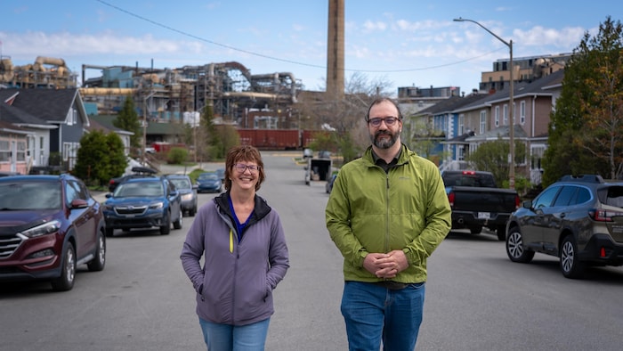 Vicky Brazeau et François Gagné marchent dans le quartier résidentiel où se trouve la fonderie.