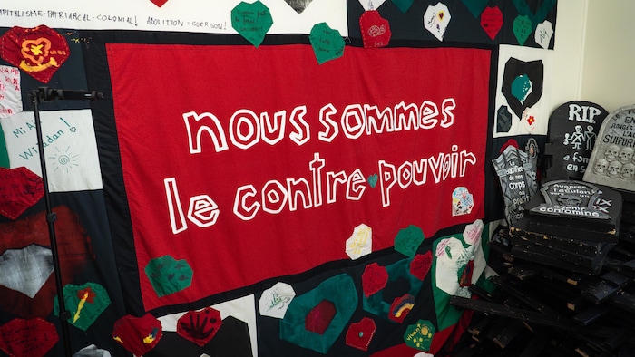 Les mots « Nous sommes le contre-pouvoir » sont écrits sur une douillette.