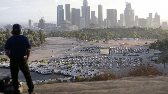 Une mer de stationnement avec les gratte-ciels de Los Angeles en arrière-plan.