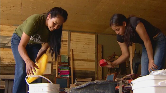 Deux femmes devant des seaux.