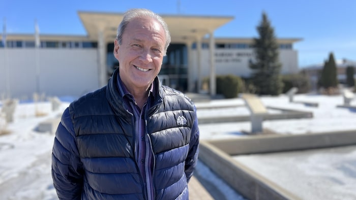 André Guy devant l'hôtel de ville. 