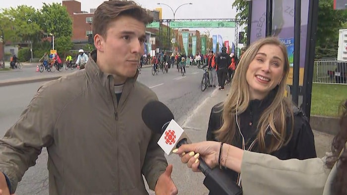 Félix Dolci et Joannie Rochette parlent dans un micro, lors d'une entrevue par une journaliste.