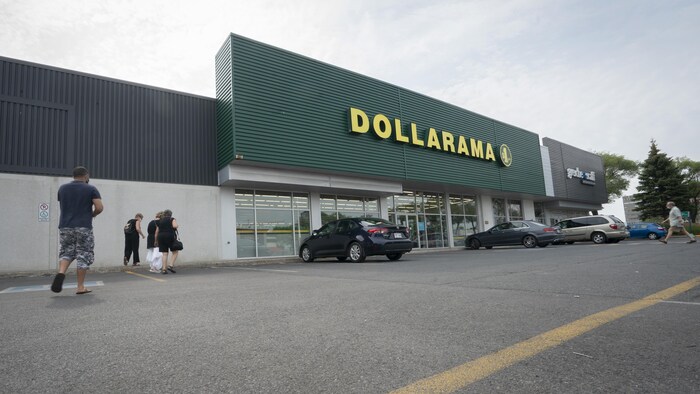Un magasin Dollarama.