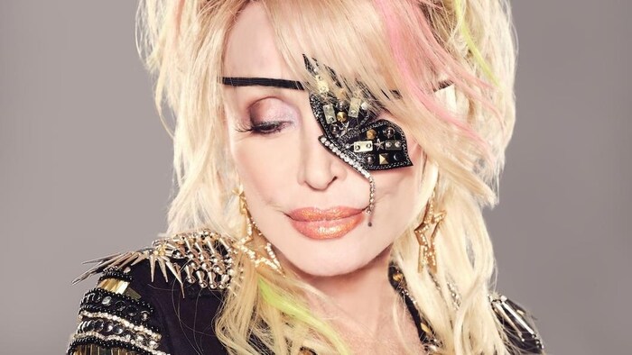 La chanteuse pose avec un œil de pirate en forme de papillon. 
