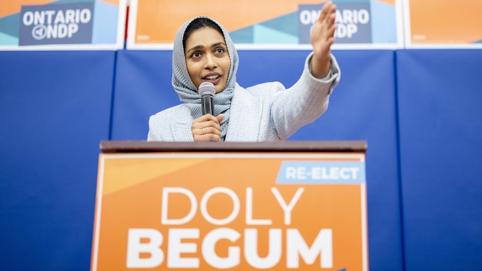 Doly Begum s'adresse à ses partisans lors d'une réunion d'investiture néo-démocrate à Scarborough.