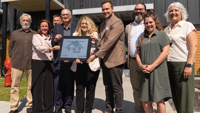 Le groupe lors du dévoilement de la plaque de la phase III des travaux au Domaine des Trois-Pistoles.