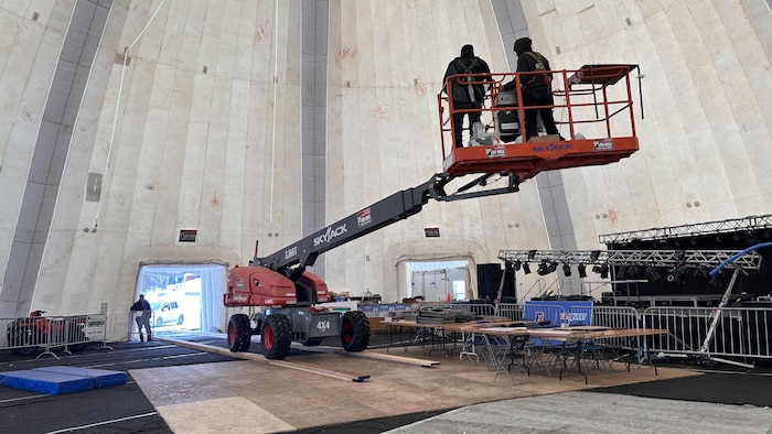 Une grue est installée dans un chapiteau.