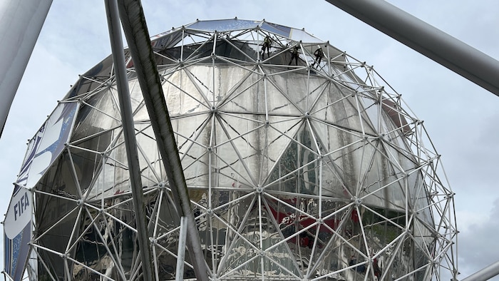 Le Dôme du musée Science World avec des toiles aux motifs de la FIFA