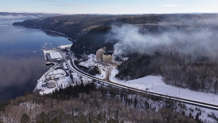 Une image de drone du port de Saguenay avec de la fumée qui s'échappe d'un dôme.