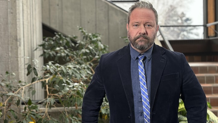 Un homme dans un couloir. 