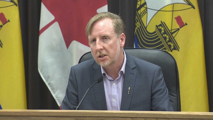 Le ministre de l'Éducation du Nouveau-Brunswick, Dominic Cardy, lors d'une conférence de presse sur les mesures de précaution à prendre en milieu scolaire à l'égard de la COVID-19, le 6 mars 2020.