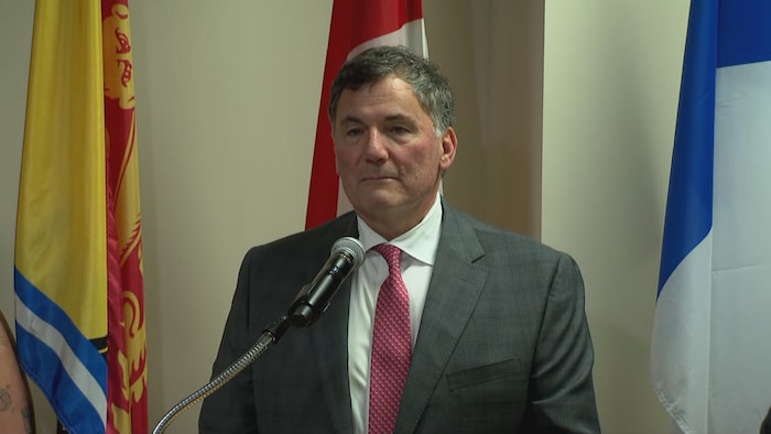Dominic LeBlanc en point de presse.