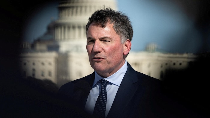 Dominic LeBlanc s'adresse aux médias avec le Capitole américain en arrière-plan.