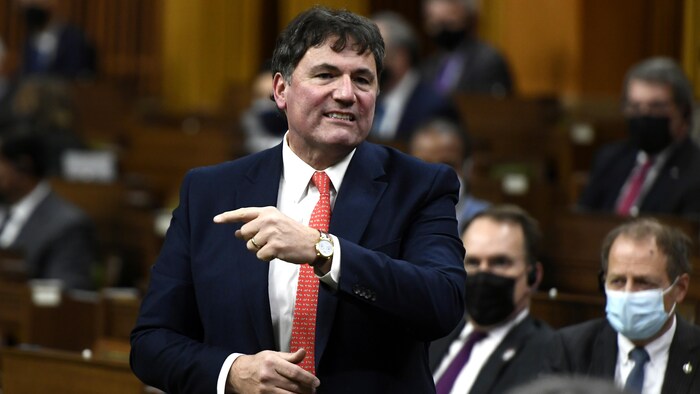 Dominic LeBlanc debout aux Communes. Il parle et pointe vers sa gauche avec son index.