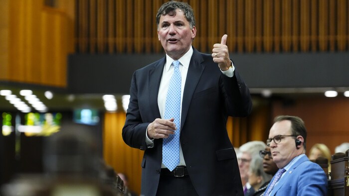 Un homme prend la parole à la Chambre des communes. 