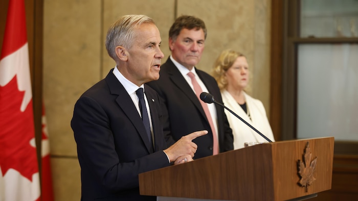 Dominic LeBlanc, Janice Charette et Mark Carney en point de presse.