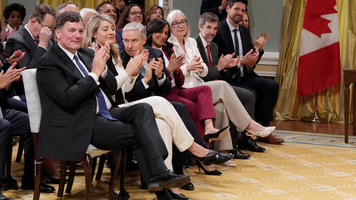 De gauche à droite, les ministres Dominic LeBlanc, Mélanie Joly, François-Philippe Champagne, Anita Anand, Patty Hajdu, Steven Guilbeault et Sean Fraser.