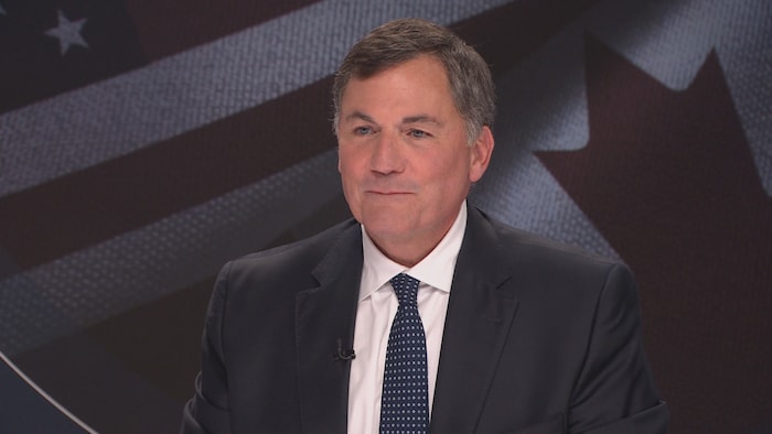 Dominic LeBlanc sur le plateau d'une émission à Radio-Canada.