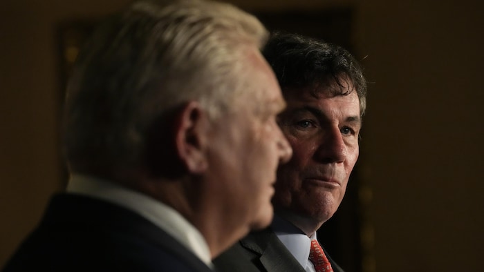 Le ministre fédéral des Finances Dominic LeBlanc et le premier ministre ontarien Doug Ford lors d'un constituent   de presse à Toronto le 14 janvier 2025.