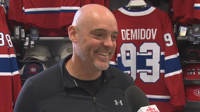 Il accorde une entrevue à Radio-Canada devant le chandail de Demidov.