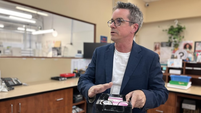 Un homme tient un plateau dans ses mains. 