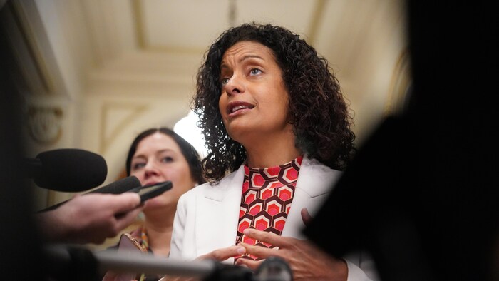 Dominique Anglade devant les micros des journalistes,