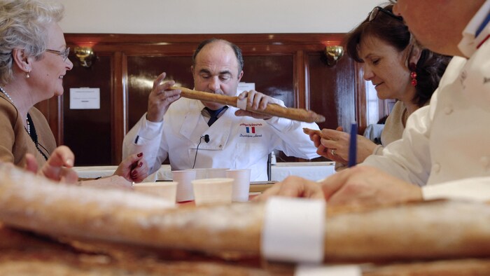  Dominique Anract juge des baguettes pendant un concours.