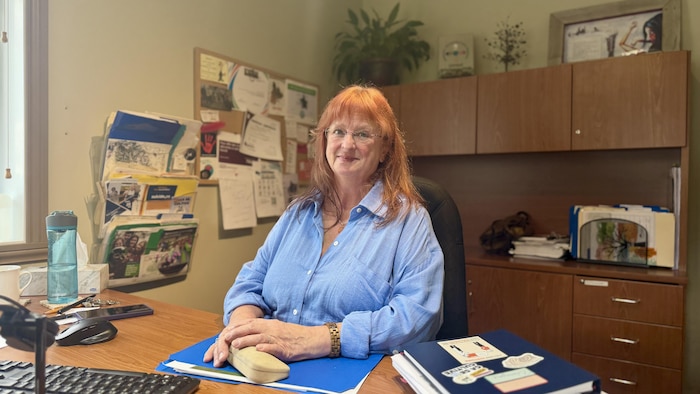 Dominique Bouchard assise à son bureau.