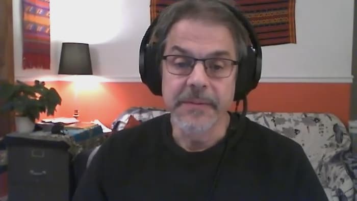 Un homme avec un casque d'écouteurs sur les oreilles.