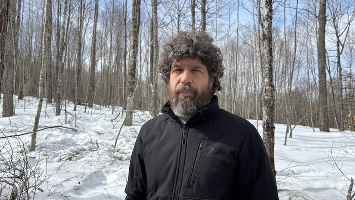 Dominique Gravel devant des arbres. 
