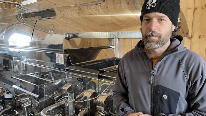 Dominique Gravel devant sa bouilloire. 