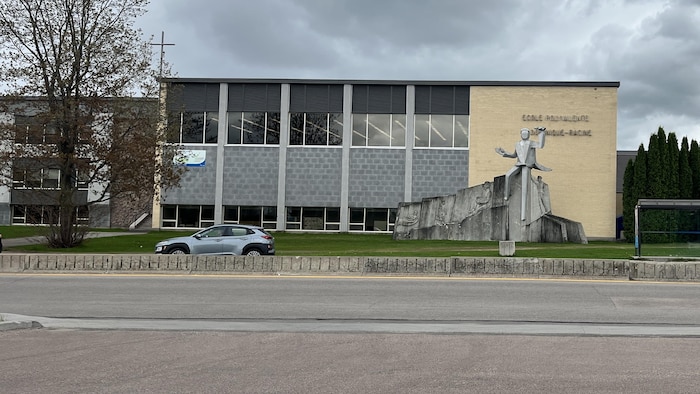 La façade de l'école secondaire.