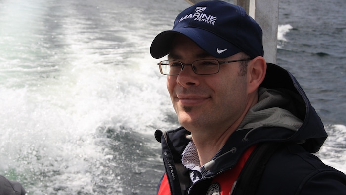 Dominique Robert, océanographe, à bord d'un bateau.