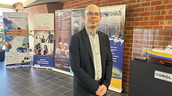 Portrait du professeur Dominique Robert dans la hall de l'Institut des sciences de la mer (ISMER) de Rimouski.