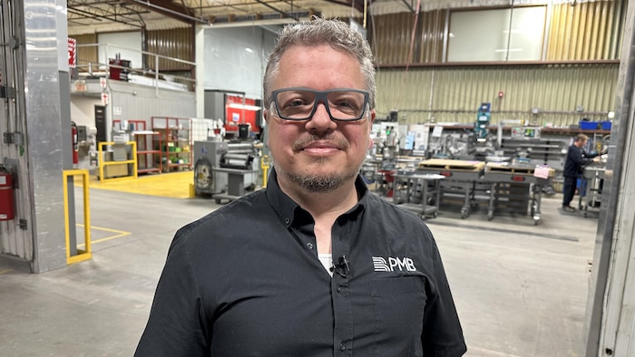 Networking among companies to deal with American prices star-news.press/wp A man wearing a black shirt in a factory.