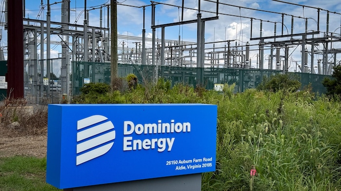 Une affiche de Dominion Energy.
