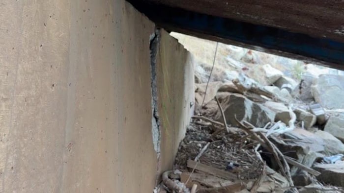 L’image montre une fissure dans un bloc de béton.