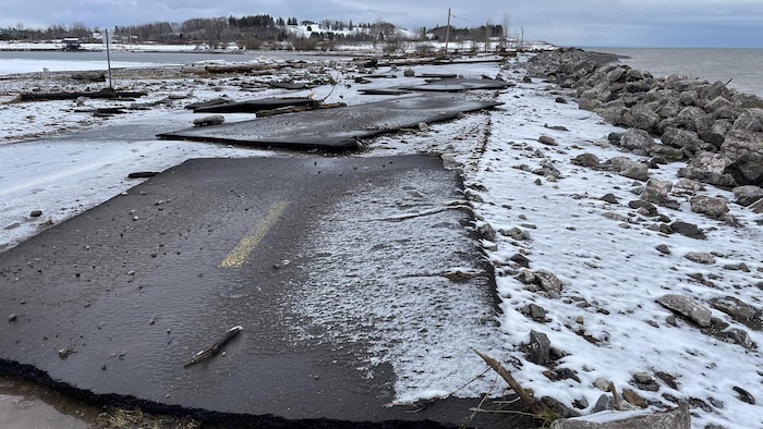 Des morceaux d'asphalte brisée sur l'avenue du Phare.