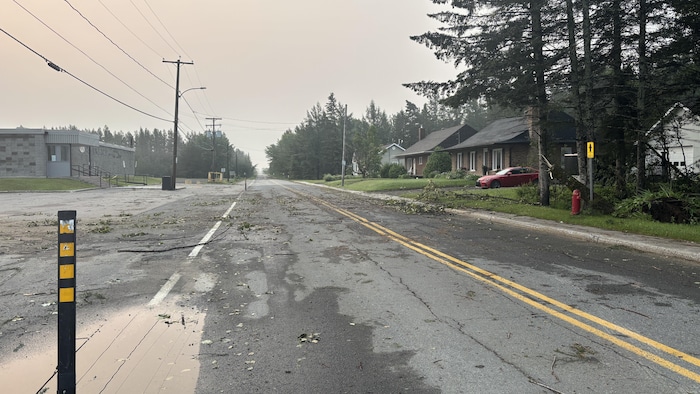 Des débris dans la rue.