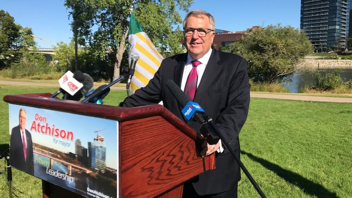 Don Atchison, à l'extérieur, s'adresse aux médias lors de l'annonce qui visait à officialiser sa candidature pour le poste de maire aux élections municipales de Saskatoon.