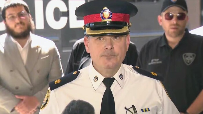 Don Belanger s’adresse aux journalistes lors d’une mêlée de presse.