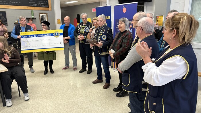 Des représentants du Club Lions de Grande-Vallée se sont déplacés à l'école secondaire Esdras-Minville avec en mains un gros chèque.