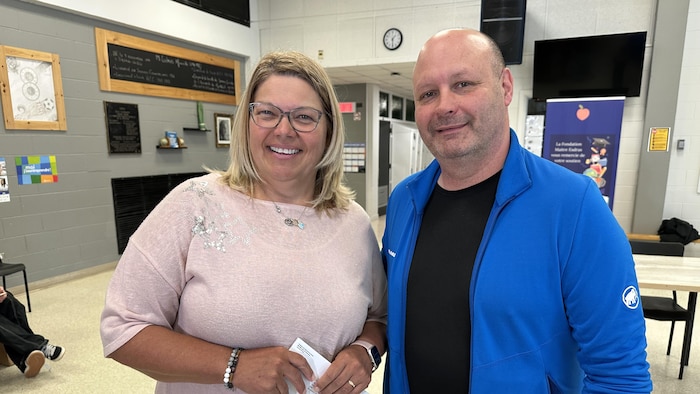 Caroline Minville et Joël Côté, photographiés lors de la cérémonie de remise du chèque du Club Lions de Grande-Vallée.