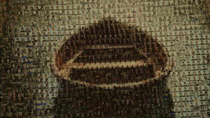 Une fresque avec les visages de donneurs.