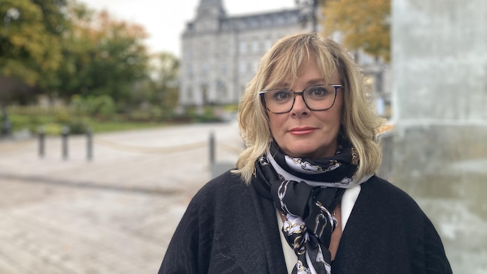 Martine Bouchard devant l'Assemblée nationale.