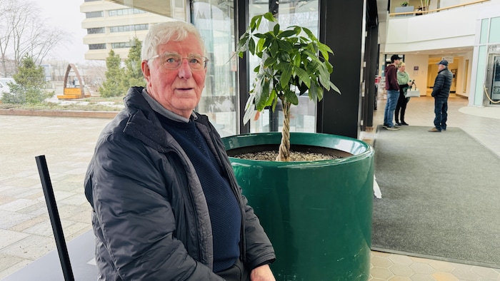 Un homme près d'une fleur.