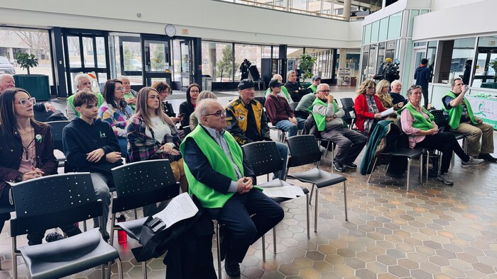 Des gens assis dans une salle.