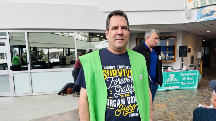 Un homme avec un gilet vert.