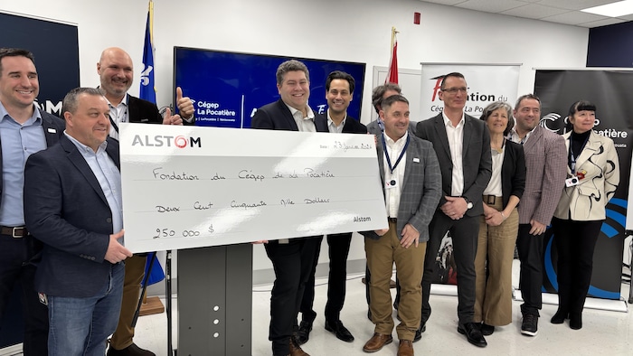 Des intervenants prennent la pose en tenant un chèque pour la Fondation du Cégep de La Pocatière.
