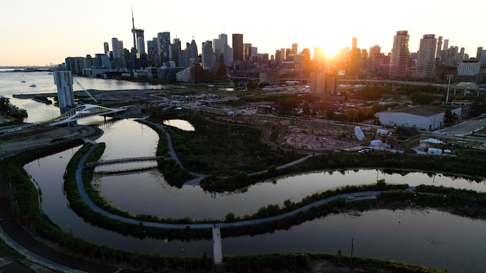Vue aérienne de la rivière Don avec la ville de Toronto.